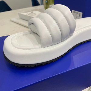 P449 Fergie white slides